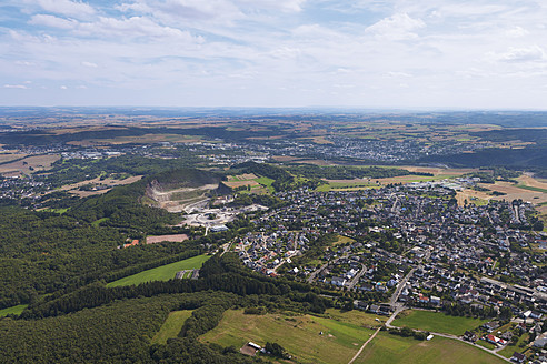 Europa, Deutschland, Rheinland-Pfalz, Blick auf Mendig und den Basaltlavasteinbruch - CSF015900