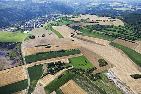 Europa, Deutschland, Rheinland Pfalz, Blick auf Felder und das Dorf St. Johann - CSF015901