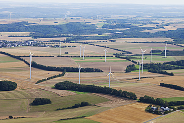 Europa, Deutschland, Rheinland-Pfalz, Blick auf Windpark - CSF015906