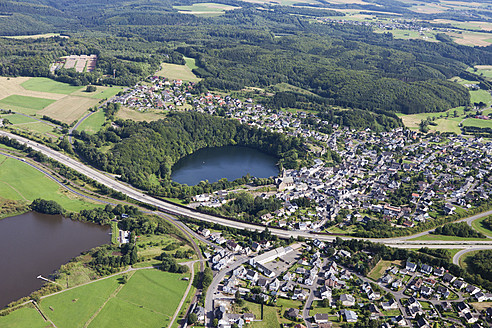 Europa, Deutschland, Rheinland-Pfalz, Blick auf Jungfer Weiher und Ulmener Maar - CSF015914