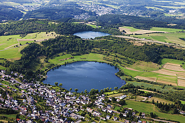 Europa, Deutschland, Rheinland Pfalz, Blick auf das Schalkenmehrener Maar - CSF015919