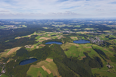 Europa, Deutschland, Rheinland Pfalz, Blick auf Gemundener Maar und Schalkenmehrener Maar - CSF015921