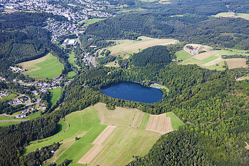 Europa, Deutschland, Rheinland Pfalz, Blick auf das Gemundener Maar - CSF015922