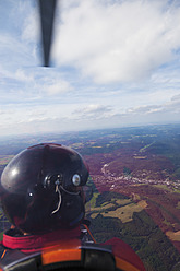 Europa, Deutschland, Rheinland Pfalz, Person fliegt Tragschrauber - CSF015958