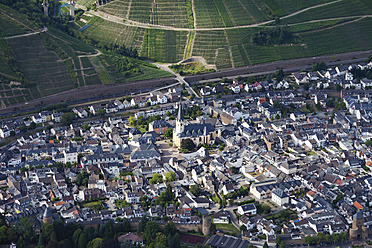 Europa, Deutschland, Rheinland-Pfalz, Ansicht von Bad Neuenahr Ahrweiler mit Stadttoren und Weinbergen - CSF015940
