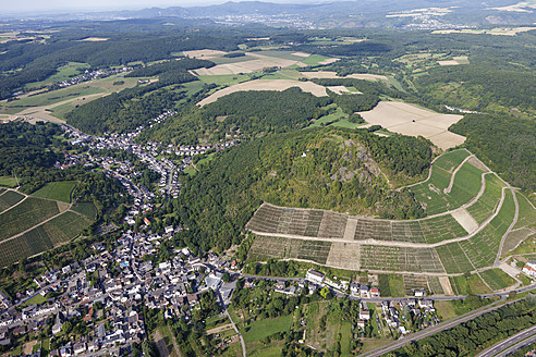 Europa, Deutschland, Rheinland Pfalz, Blick auf Bad Neuenahr Ahrweiler von Heppingen, Landskrone mit Marienkapelle und Weinberg - CSF015945