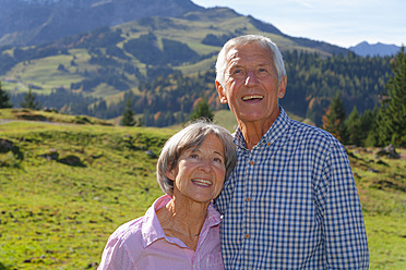 Deutschland, Bayern, Seniorenpaar auf Bergwanderung am Wendelstein - TCF002982