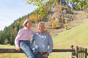 Deutschland, Bayern, Seniorenpaar auf Bergwanderung am Wendelstein - TCF002986