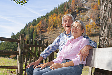 Deutschland, Bayern, Seniorenpaar auf Bergwanderung am Wendelstein - TCF002988