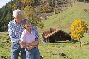 Deutschland, Bayern, Seniorenpaar auf Bergwanderung am Wendelstein - TCF002992