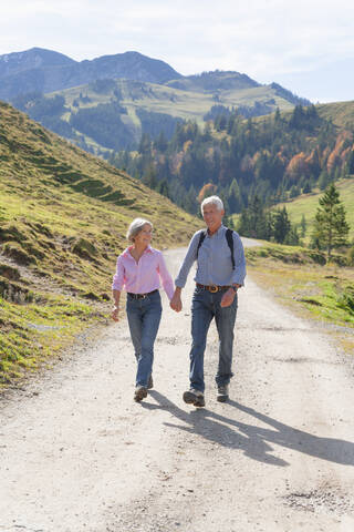 Deutschland, Bayern, Seniorenpaar auf Bergwanderung am Wendelstein, lizenzfreies Stockfoto