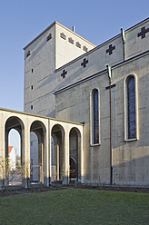 Deutschland, Hessen, Frankfurt, Ansicht der Frauenfriedenskirche - MUF001255