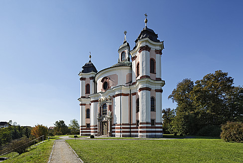 Österreich, Oberösterreich, Stadl-Paura Blick auf barocke Pfarrkirche und Wallfahrtskirche zur Heiligen Dreifaltigkeit - SIEF002925