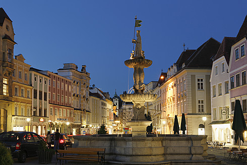 Österreich, Oberösterreich, Steyr, Blick auf Leopoldibrunnen - SIEF002917