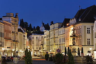 Österreich, Oberösterreich, Blick auf Leopoldibrunnen - SIEF002916