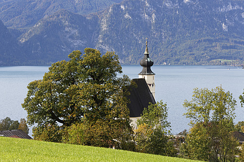 Österreich, Oberösterreich, Blick auf die Kirche St. Andreas in Steinbach am Attersee - SIEF002913