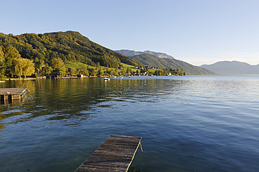 Austria, Upper Austria, Weyregg, View of Lake Attersee - SIEF002910