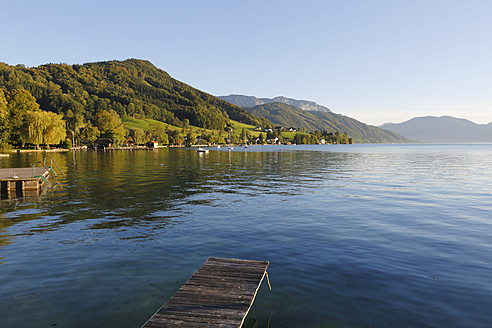 Österreich, Oberösterreich, Weyregg, Blick auf den Attersee - SIEF002910