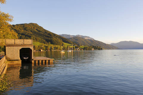 Österreich, Oberösterreich, Weyregg, Blick auf den Attersee, lizenzfreies Stockfoto