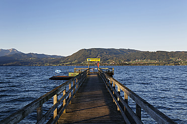 Österreich, Oberösterreich, Weyregg, Blick auf den Attersee - SIEF002908