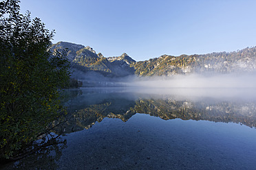 Österreich, Oberösterreich, Blick auf den Offensee bei Totes Gebirge - SIEF002906