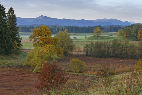 Deutschland, Bayern, Blick auf die Landschaft im Herbst, lizenzfreies Stockfoto