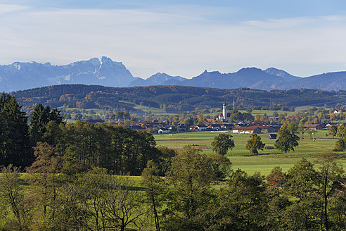 Deutschland, Bayern, Blick auf Antdorf und die Zugspitze - SIEF002894