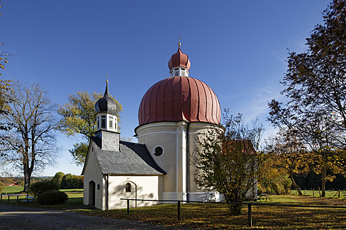 Deutschland, Bayern, Blick auf die Wallfahrtskirche in Heuwinkl - SIEF002893