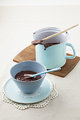 Schokoladenpudding mit Pudding in Schale und Becher - ECF000139
