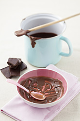 Schokoladenpudding mit Pudding in Schale und Becher - ECF000142