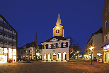 Germany, North Rhine Westphalia, Dorsten, View of market square and old town hall - AKUF000017