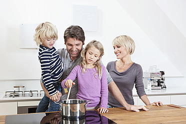 Deutschland, Bayern, München, Familie bereitet Essen in Küche vor - RBYF000303
