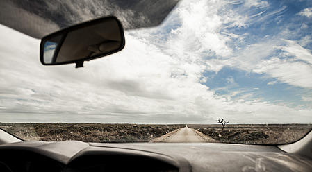 Portugal, Blick auf die Straße durch die Windschutzscheibe eines Autos - WVF000243