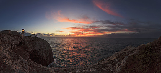 Portugal, Sagres, Blick auf den Leuchtturm von Kap St. Vincent - WVF000257