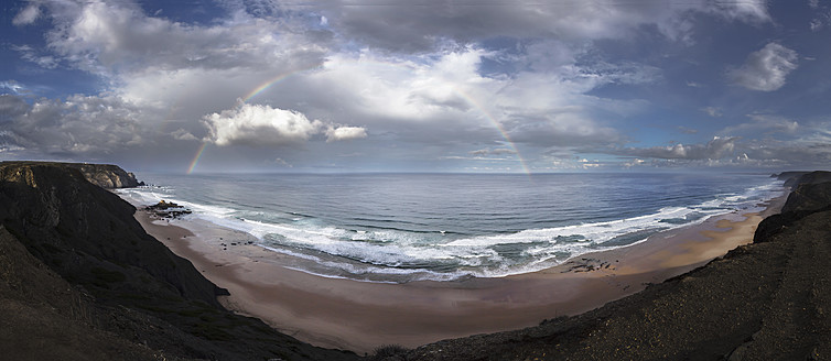 Portugal, Blick auf den Regenbogen über Praia do Castelejo - WVF000268