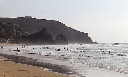 Portugal, Surfer am Praia do Amado - WVF000294