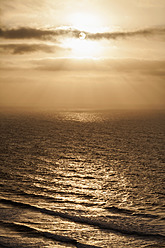 Portugal, Blick auf den Strand bei Sonnenuntergang - WVF000284