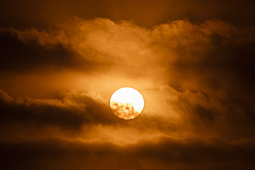 Portugal, Blick auf bewölkten Himmel bei Sonnenuntergang - WVF000285