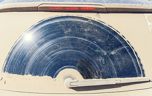Portugal, Verschmutztes Fenster eines Autos - WVF000288