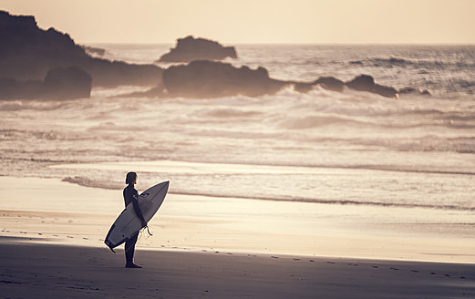Portugal, Surfer am Praia do Castelejo - WVF000296