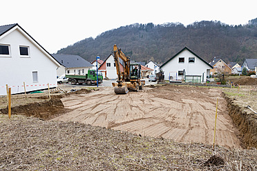 Europa, Deutschland, Rheinland-Pfalz, Mann bereitet Boden für Hausgründung vor - CSF015956