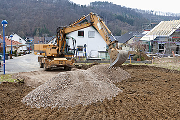 Europa, Deutschland, Rheinland-Pfalz, Bodenvorbereitung für Hausgründung - CSF015954