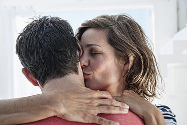 Spanien, Mittlere erwachsene Frau küsst Mann - WESTF018920