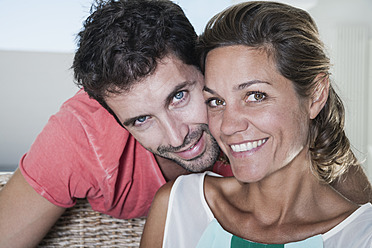 Spanien, Mittleres erwachsenes Paar lächelnd, Porträt - WESTF018937