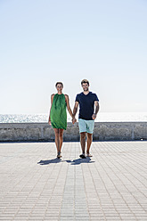 Spanien, Mittleres erwachsenes Paar beim Gehen auf dem Bürgersteig - WESTF018968