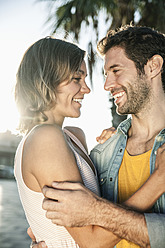 Spanien, mittleres erwachsenes Paar, das sich lächelnd ansieht - WESTF018970