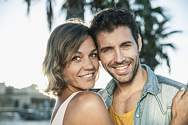 Spain, Mid adult couple embracing, smiling - WESTF019006