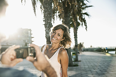 Spanien, mittelgroßer erwachsener Mann fotografiert eine Frau - WESTF019009