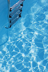 Italien, Schwimmbad mit Leiter - GWF002012