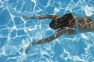 Italy, Mature woman diving in swimming pool - GWF002010